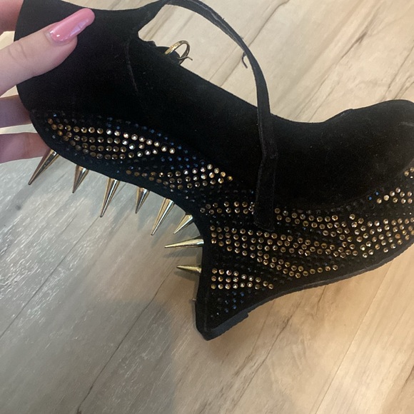 STEVE MADDEN | Zigzagg Black and Gold Spike Heels - Picture 2 of 6